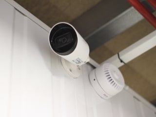 Caméra de sécurité dans le centre de stockage Nîmes Saint-Césaire