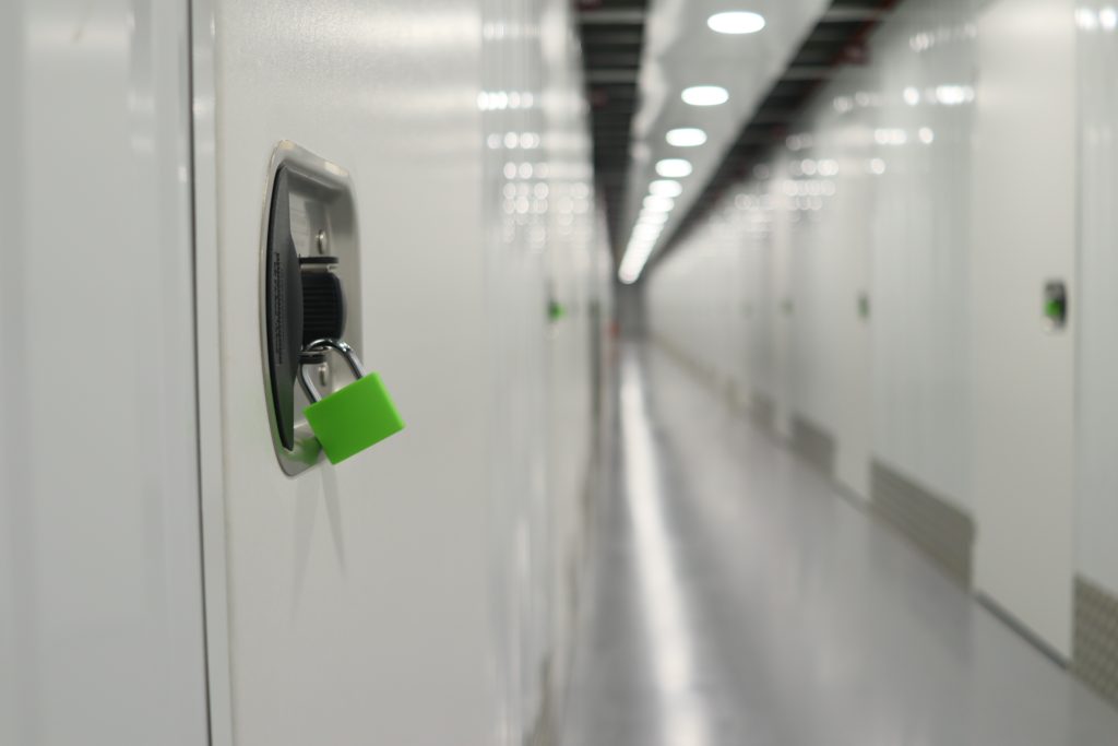 Photo d'un cadenas sur la porte d'un box de stockage.